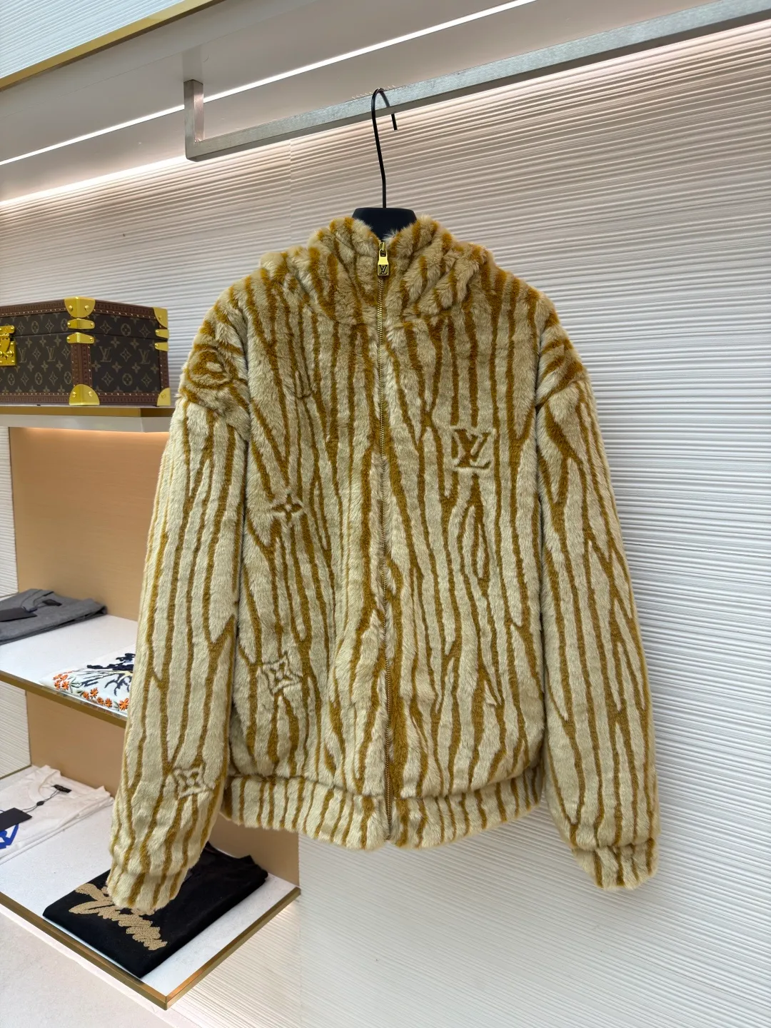 LOUIS VUITTON SKI ski series EPI suede hooded tunic jacket ●Original version: purchased and developed by 18109 ●Item number: 1681988-B60 ●Fabric: nylon fabric ●Technology: Positioning cutting machine ●Color: Khaki ●Version: Fitted version ●Weight: about 1140 grams ●Size: S-M-L-XL ●Description: EPI suede hooded tunic jacket. This hooded tunic jacket is made of soft faux fur suede fabric embellished with Epi leather. It pays tribute to the brand's leather goods heritage. The elegant pattern incorporating Momlgram elements and the handwritten Vuitton logo on the back outline the three-dimensional texture. The casual configuration is suitable for happily gathering with friends after playing in the snow. Main fabric: Base fabric: 100% polyester, plush, acrylic, modified acrylic, lining: 100% nylon, full-width product logo pattern, imitation fur suede fabric for a three-dimensional effect. The overall wiring is straight and delicate, the fabric is comfortable and soft, and the color is consistent without color difference. It can be matched with the same style to create a fashionable look and control various occasions. Customized accessories, complete with three standards, same style for men and women!
